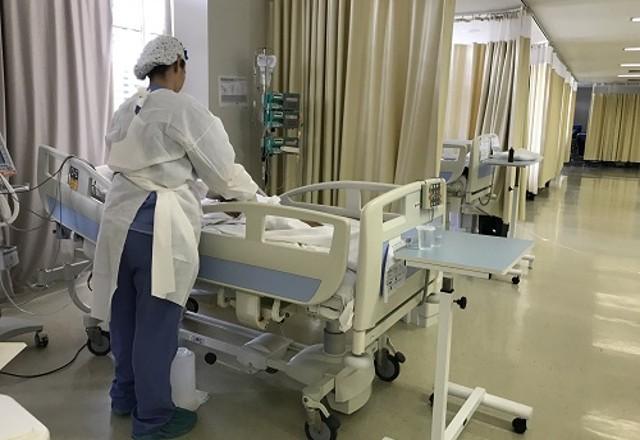 Enfermeira prepara leito de UTI