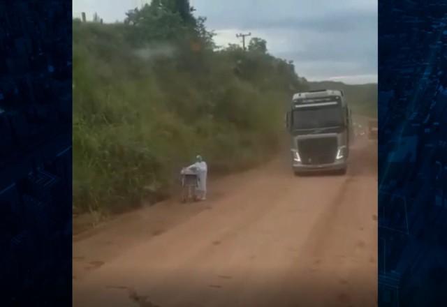Enfermeira que empurrou maca com paciente na Transamazônica é homenageada