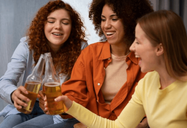 Entre as jovens de 25 a 34 anos, o índice de consumo de álcool chegou a 22,2% | Freepik