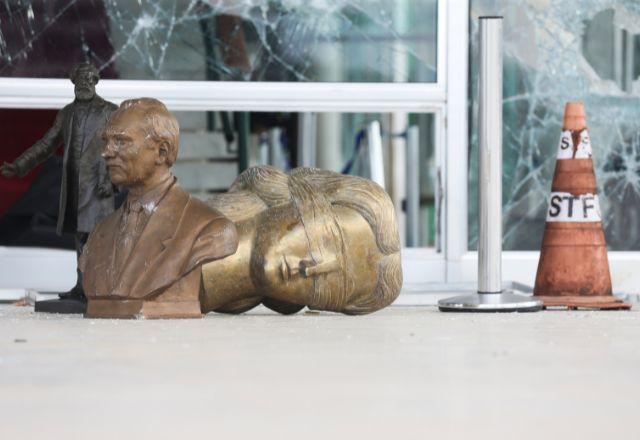 Entre as obras danificadas estão o vitral Araguaia, de Marianne Peretti, e a escultura A Justiça, de Alfredo Ceschiatti | Agência Brasil