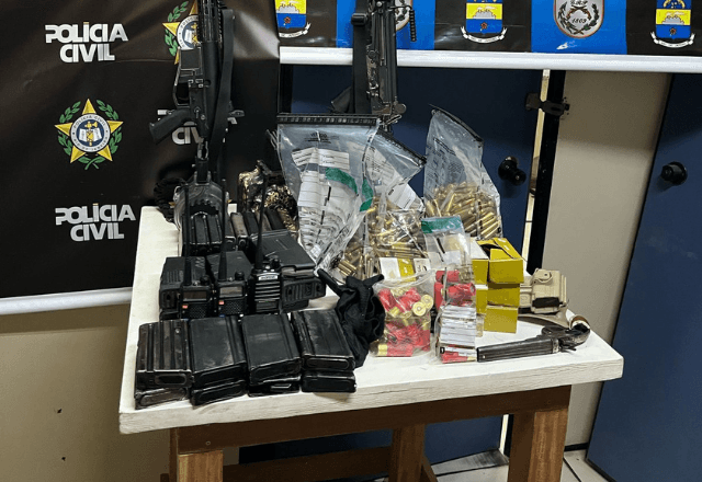 Entre os armamentos encontrados pela ação policial estão dois fuzis com 23 carregadores e alta capacidade | Divulgação