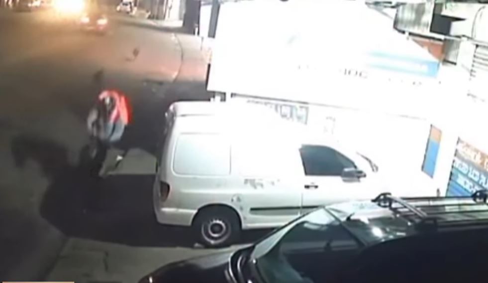 VÍDEO: entregador sofre acidente após ser perseguido por cães em Osasco (SP)