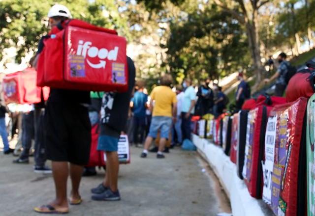 Entregadores do Ifood protestando contra as condições de trabalho