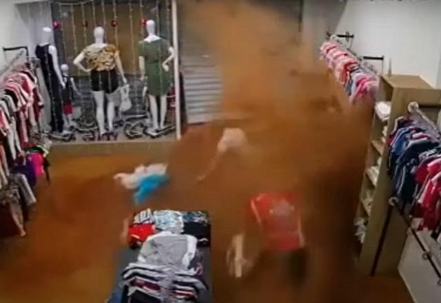 Enxurrada causada por enchente em loja de São Carlos (SP)