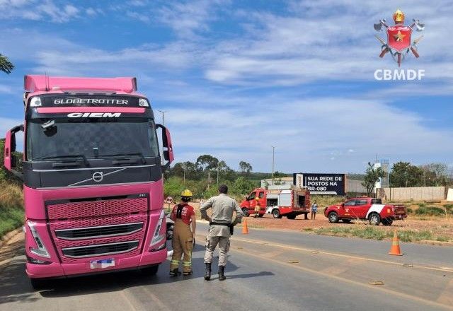 Equipe do Corpo de Bombeiros encontrou motociclista entre eixos de carreta | Divulgação/CBMDF