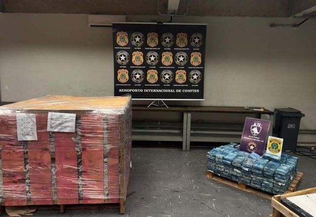 Equipes K9, de cães farejadores, localizaram substância ilícita durante inspeção | Divulgação/PF