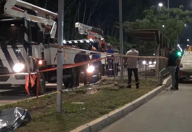 Equipes de resgate próximas de ponto de ônibus durante a noite