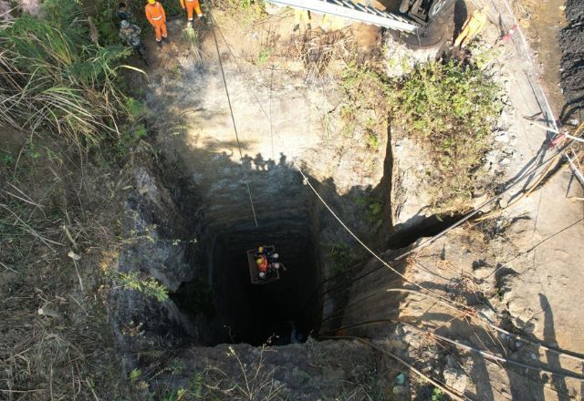 Socorristas tentam resgatar 9 trabalhadores presos em mina de carvão na Índia