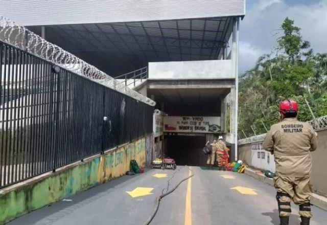 Equipes do Corpo de Bombeiros tiveram dificuldade para acessar o local por causa da presença de gás