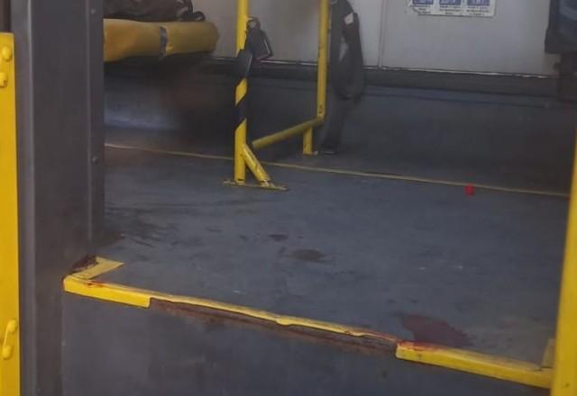 Passageiro é baleado e bandido morre em tentativa de assalto a ônibus Passageiro é baleado e bandido morre em tentativa de assalto a ônibus