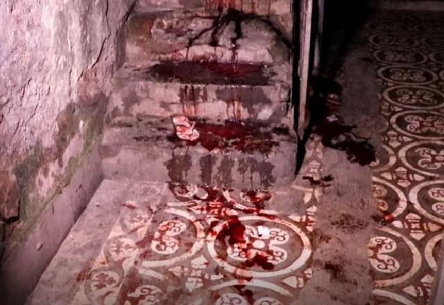 Escadaria com sangue e uma sandália