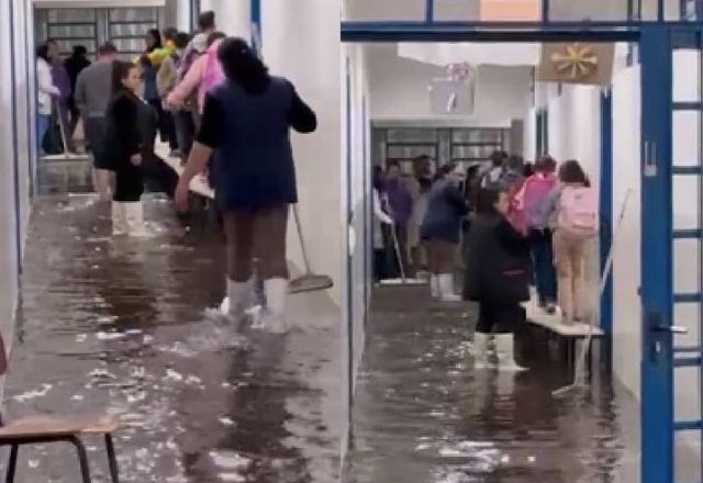 Alunos sobem em bancos para deixar escola alagada durante temporal no Paraná