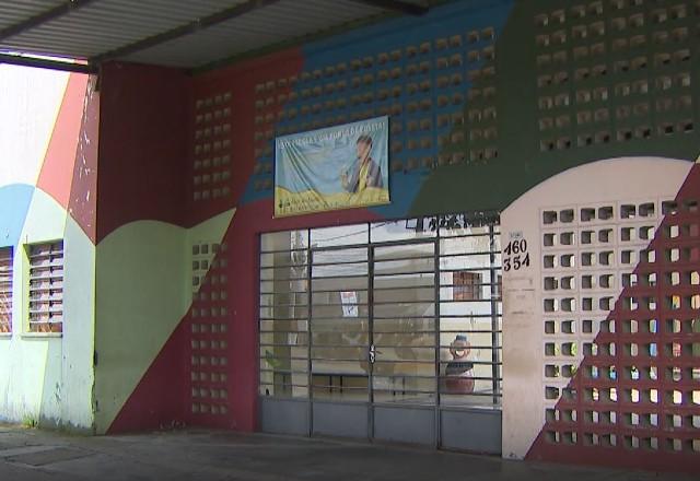 Escola onde obras foram paralizadas e alunos enfrentam problemas