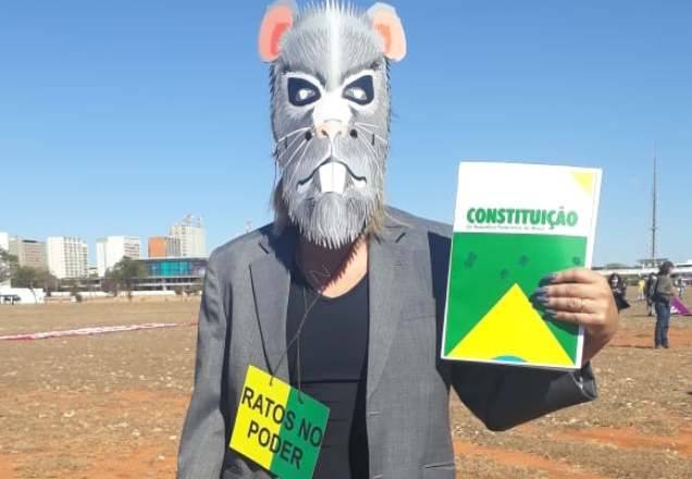 Esplanada recebe protestos contra e a favor do presidente