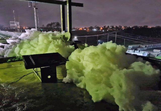 Espuma na Estação de Tratamento de Água do Guandu, que abastece 9 milhões de pessoas da Região Metropolitana do RJ
