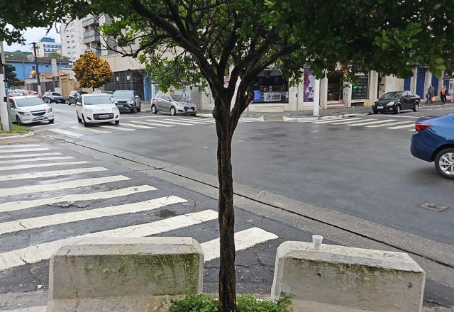 Esquina da rua Agostinho Gomes com a rua Brigadeiro Jordão ,no Ipiranga, zona sul de São Paulo. Chuva afeta todas as regiões da cidade | SBT News