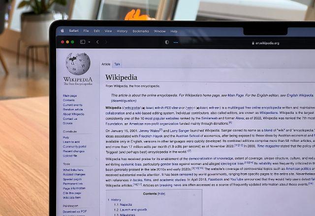 Esta é a sétima multa aplicada à Wikimedia apenas em 2023 por não remover informações 'proibidas' sobre a guerra | Unsplash
