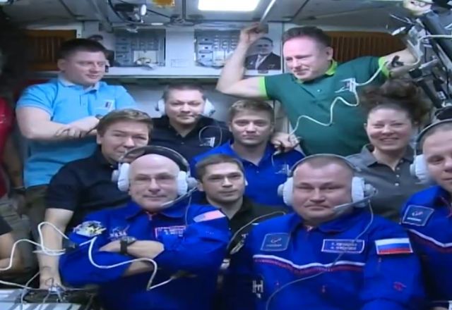 Está lotado! Três astronautas e cosmonautas se junta a turma que está em missão na Estação Espacial Internacional | Nasa