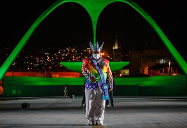 O rei momo Djeferson Mendes da Silva no sambódromo da Marques de Sapucaí, Rio. Foto: Claudia Martini / Enquadrar / Estadão Conteúdo