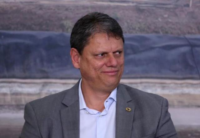 Tarcísio de Freitas olha para o lado (Fátima Meira/Futura Press/Estadão Conteúdo)