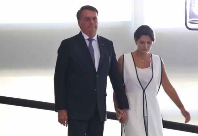 Jair Bolsonaro andando de mãos dadas com Michelle Bolsonaro (Fátima Meira/Futura Press/Estadão Conteúdo)