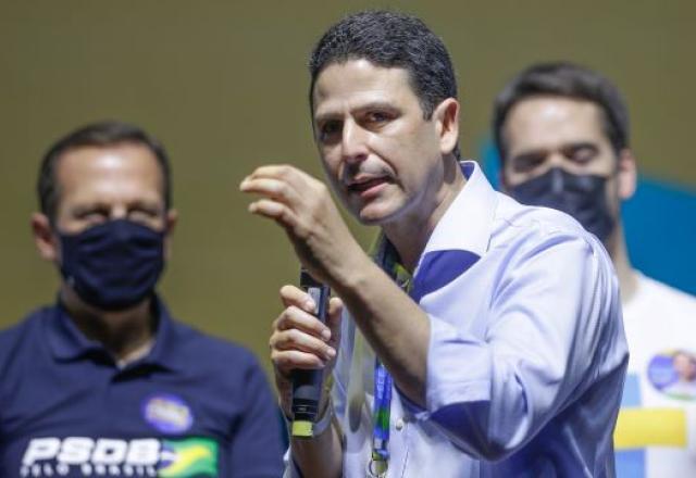 Bruno Araújo fala ao microfone à frente de Doria e Eduardo Leite (Dida Sampaio/Estadão Conteúdo)