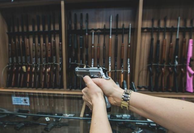 Loja de armas em São Paulo: acesso a armamentos tem aumentado nos últimos três anos | Valéria Gonçalves/Estadão Conteúdo