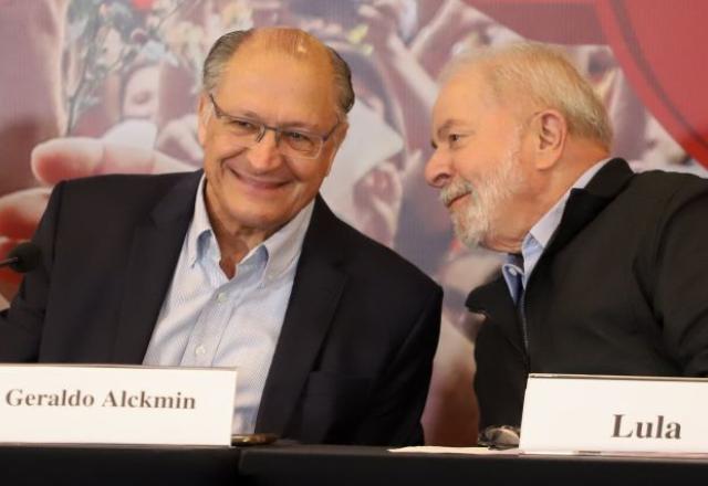 Lula ao lado de Alckmin (Roberto Casimiro/Foto Arena/Estadão Conteúdo)