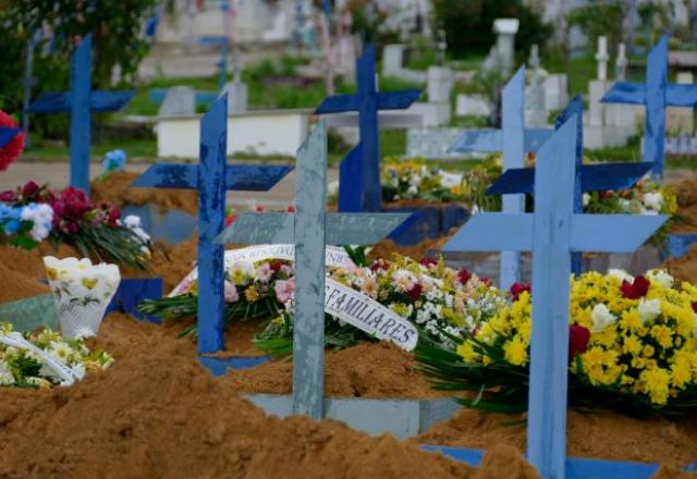 Túmulos no cemitério de Manaus. Foto: Sandro Pereira/Fotoarena/Estadão Conteúdo