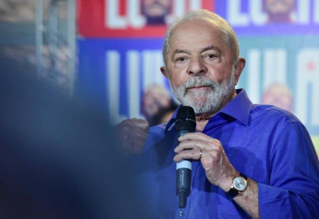 Lula segurando microfone (Roberto Casimiro/FotoArena/Estadão Conteúdo)