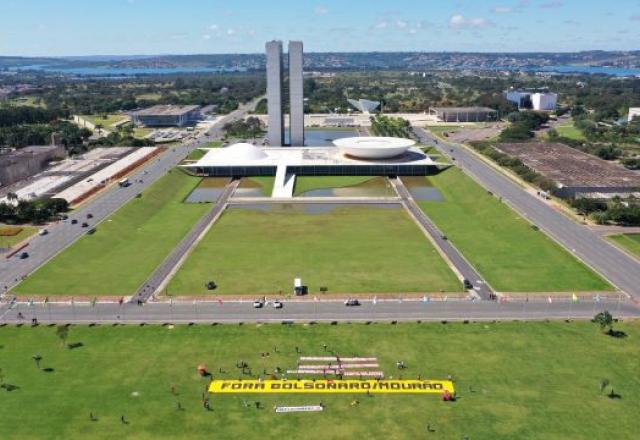 Faixa contra Bolsonaro, em frente ao Congresso, quando foi protocolado um dos pedidos anteriores de impeachment contra o presidente. Foto: Dida Sampaio/Estadão Conteúdo