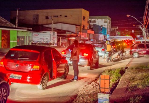 Trânsito em Macapá durante o apagão. Foto: Maksuel Martins/Fotoarena/Estadão Conteúdo