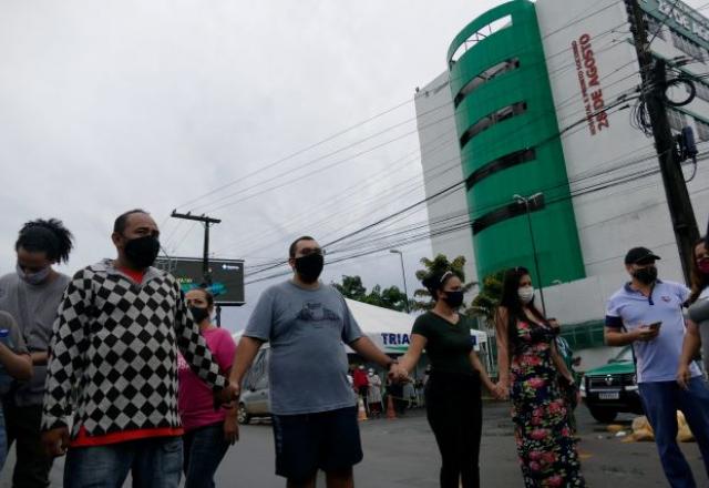 Movimentação em frente a hospital em Manaus. Foto: Sandro Pereira/Fotoarena/Estadão Conteúdo