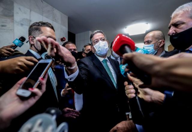 Em meio à pandemia, Lira quer transferir jornalistas para sala sem ventilação Em meio à pandemia, Lira quer transferir jornalistas para sala sem ventilação