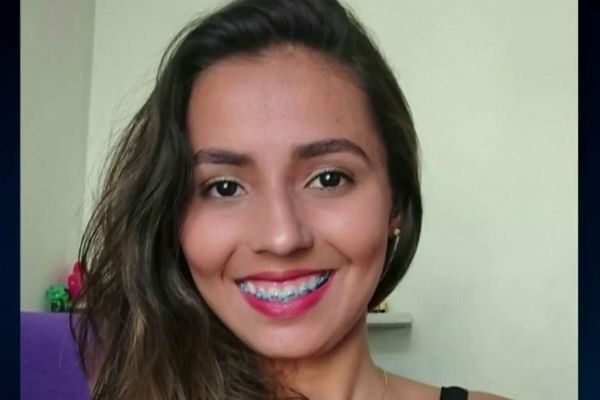 Estado de saúde de jovem baleada em praia no Rio permanece grave 
