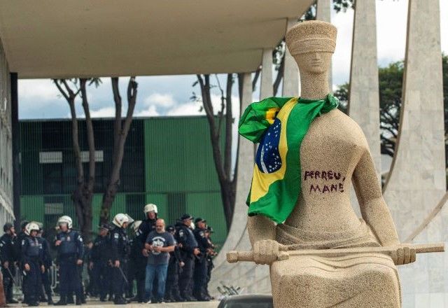 Estátua da Justiça com a pichação "perdeu, mané" | Divulgação/Joédson Alves/Agência Brasil