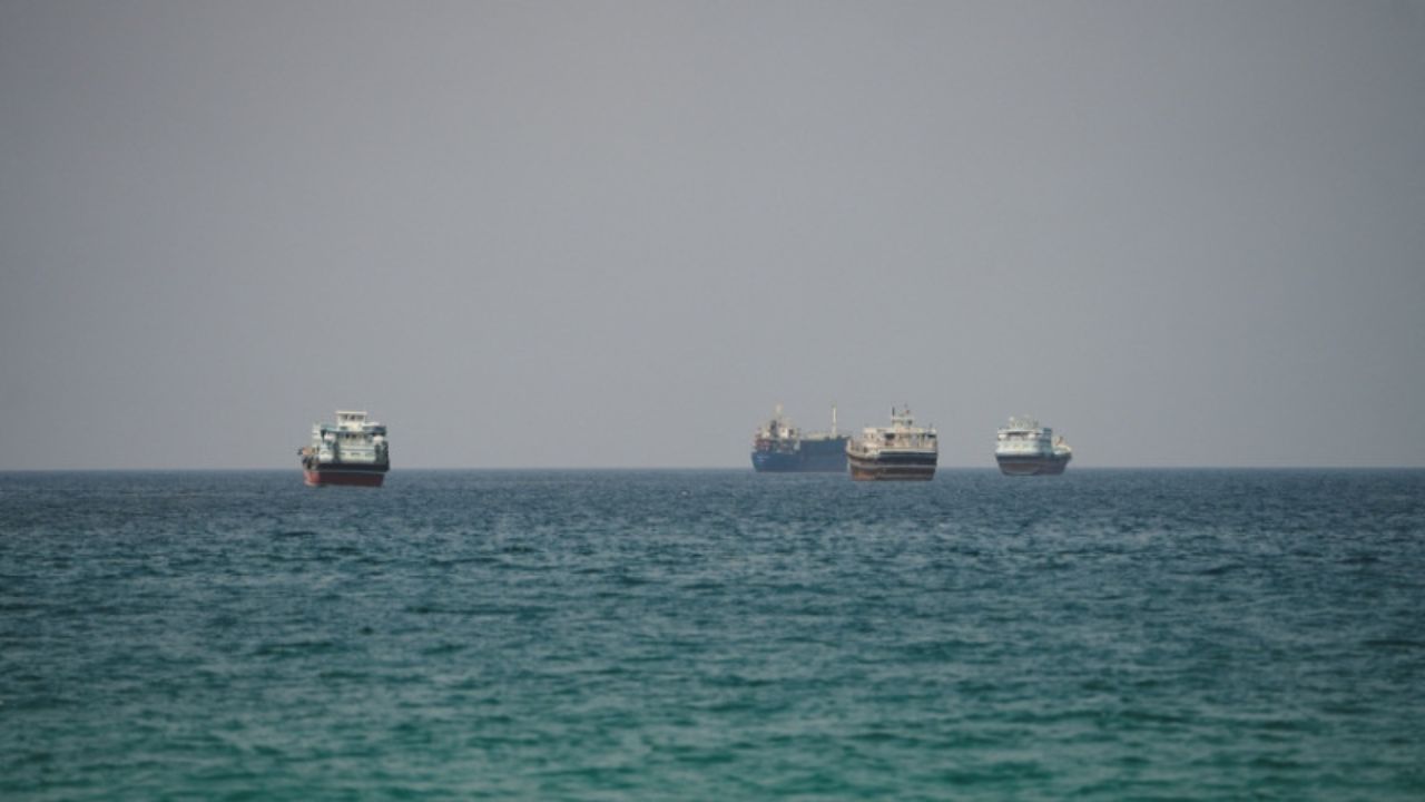 Embarcações no Estreito de Ormuz | Stringer/Reuters