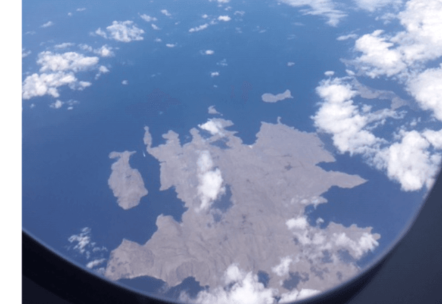 Estreito de Ormuz visto da janela de um avião | Wiki