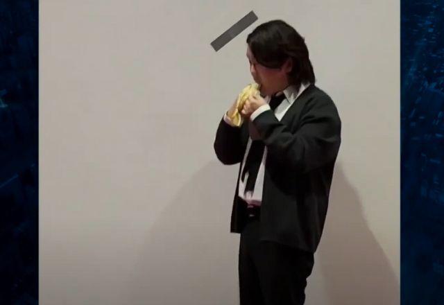 Estudante coreano comendo banana
