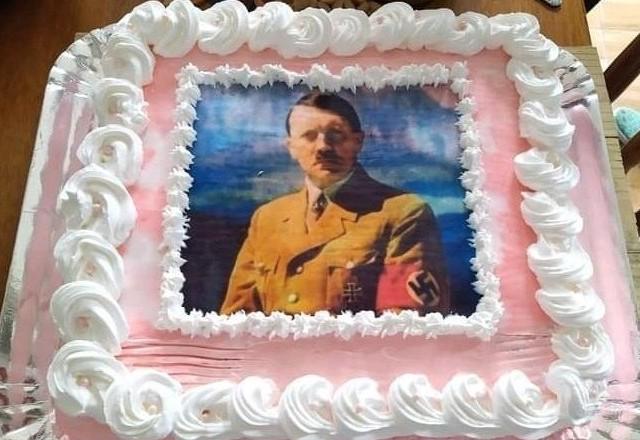 Estudante de história utiliza foto de Hitler em bolo de aniversário | Reprodução