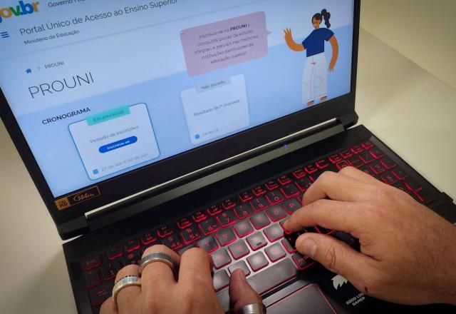 Estudante deve comprovar renda familiar bruta mensal de até 1,5 salário mínimo por pessoa