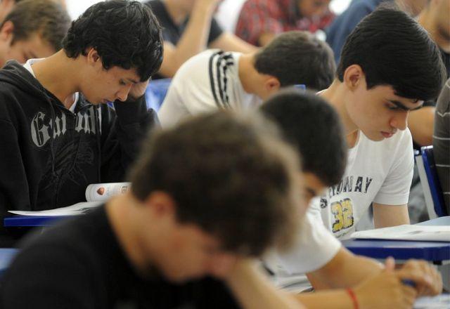 Estudantes concentrados dentro de sala de aula