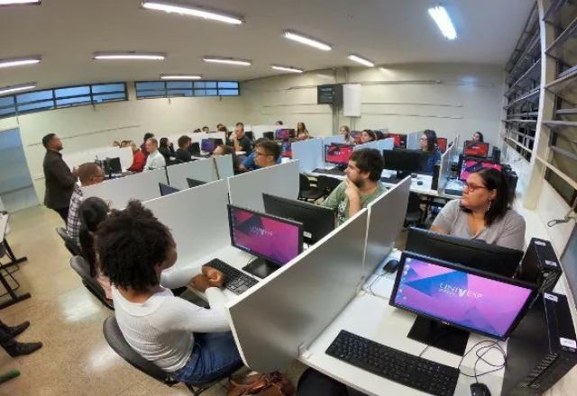 Estudantes da Univesp estudando em polo de apoio