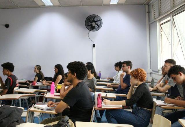 Estudantes estudam para Enem 2022