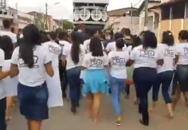 Estudantes seguem carro de som em passeata contra o coronavírus, em Pernambuco