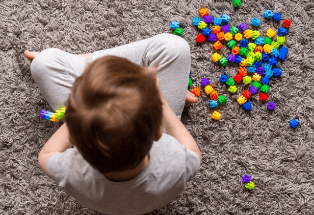 Criança com brinquedos | Foto: Freepik