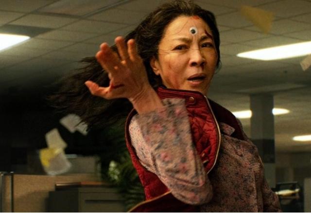 Evelyn Wang (Michelle Yeoh) é uma imigrante chinesa que tem uma lavanderia nos Estados Unidos