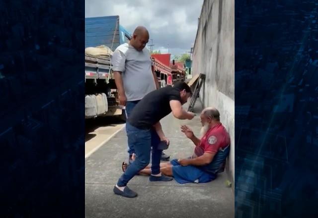 Ex-deputado agride homem que foi flagrado dando pauladas em cachorro na Bahia