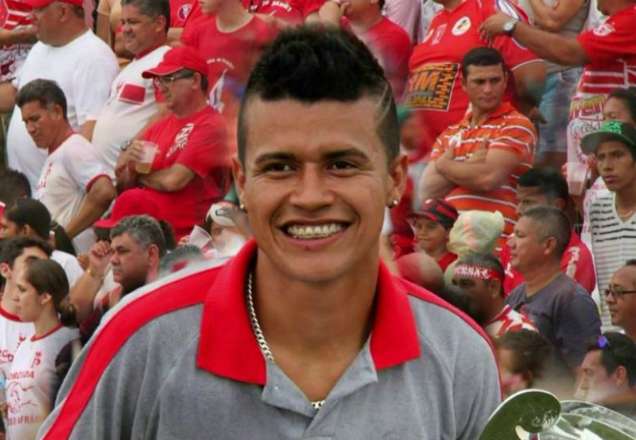 Ex-jogador de futebol é preso por invadir e roubar casas em Manaus Ex-jogador de futebol é preso por invadir e roubar casas em Manaus