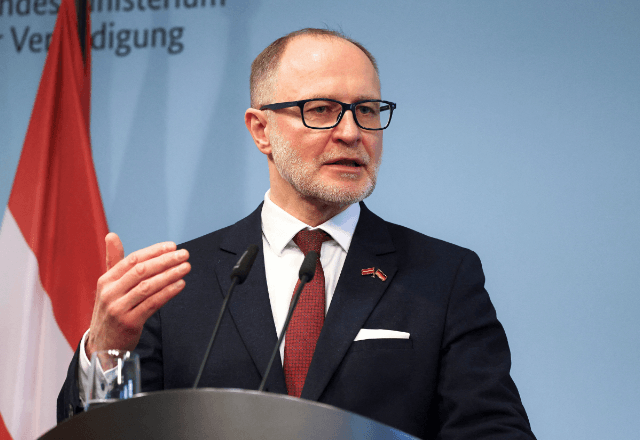 Ministro da Defesa da Letônia renuncia após drones ucranianos atingirem tanques de petróleo